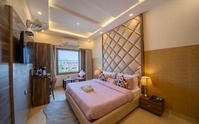 Perfectstayz Premium At Harkipauri Road - Ganga View Rooftop Cafe